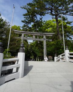 Rin Takahashi Instagram - 寒川神社さんへ⛩️✨行ってきました🌸 ずっと行ってみたいなぁと思っていた神社だったので とても嬉しいです🧡 お天気もよくとてもパワーをもらえた気がします💪☀️ 華音ちゃんぷち遠出一緒にしてくれてありがとう🥰 1日中一緒にいれて楽しかった🫣 @miyahara_kanon #寒川神社 #神社巡り #御朱印 #御朱印集め