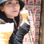 Rina Ikoma Instagram - . この前、東京に秋田から⁣ ババヘラアイスが上陸していました！！⁣ ⁣ 男鹿からおばあちゃんが⁣ 初めて東京に来たみたいで！！⁣ 暑い中、ババヘラを盛って下さいました🥰⁣ ⁣ 飛ぶように売れて、予想より早く売れ切れたみたいです！！⁣ でも、こんなに暑い夏、⁣ コンクリートジャングルの東京には⁣ ババヘラアイスは超似合うなって思いました🩵⁣ ⁣ まだまだ、災害によるダメージが残っているかと思います。⁣ 秋田も気温が高く、体調管理も難しいですが⁣ ⁣ どうか、手を取り合って、⁣ こんな時だからこそ、協力し合って前を向いて行きましょう！！⁣ ⁣ お祭りも各場所で盛り上がってるみたいで！⁣ 由利本荘市の子吉川の花火も⁣ お母さんが動画送ってくれました🎆⁣ ⁣ 来年は、実家で見たいな。。⁣ 竿燈も見たいな。。🌾🏮⁣ ⁣ 📷by松本寛也⁣ ⁣ #秋田県⁣ #竿燈祭⁣ #ババヘラアイス⁣ #生駒ちゃん⁣ #松本寛也さん