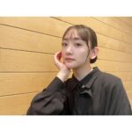 Rina Ikoma Instagram - . 前から愛用しているSK-II。 SK-IIの研究で寝不足などが原因で“黄色”のくすみが起こることが分かったらしく、これに着目して開発されたのが美白美容液「ジェノプティクスウルトオーラエッセンス」。 実際に使用してみると、塗った瞬間にお肌がトーンアップしているような気がします😊 しっとりお肌への馴染みも良くて、お肌をケアしながら美白と保湿もしてくれちゃうので、お仕事などで外にいることが多かったり、睡眠時間が 不規則になってしまう生駒にとって救世主です(* ́꒳`*) これからの時期は紫外線も増えますからね! しっかり美白ケア続けていきます! #SKII #SKII_PR #100カラットオーラ #オーラ肌 #美白美容液