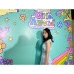 Rina Ikoma Instagram - . Rakuten GirlsAward 2023 SPRING/SUMMER 今回はdazzlinさんのステージに 参加させて頂きました🩵 生駒ちゃんボードがあって本当に嬉しかった〜🥺 ありがとう！！ めちゃ気持ちが明るくなりました✨ あまりファッションイベントでランウェイ歩いて来なかったのですが、呼んで頂く機会が増えてきたので、ちょいと意識を高めなきゃと思いました笑 忌怪島のステージにも参加しました(*´꒳`*) 皆さんいきなりイマジョが出てきたり、怖い映像流れたりでさぞかしびっくりしたかと思いますが、 この作品は、個人的にはZ世代に是非観て頂きたいのです。 刺さるメッセージがあります！！ もちろん、ホラー好きは絶対！ 苦手な人はお友達と観てねっっ あと気になるあの子と行ったら吊り橋効果使えるかもよ！！😘 そして本田仁美ちゃんとご挨拶しました(*´꒳`*) 嬉しかった〜〜 一応先輩ですが、今をときめくアイドルちゃんに会うと緊張しますねえへ お姉さんは応援しております📣 #ガルアワ #dazzlin #忌怪島