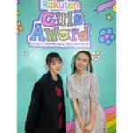 Rina Ikoma Instagram - . Rakuten GirlsAward 2023 SPRING/SUMMER 今回はdazzlinさんのステージに 参加させて頂きました🩵 生駒ちゃんボードがあって本当に嬉しかった〜🥺 ありがとう！！ めちゃ気持ちが明るくなりました✨ あまりファッションイベントでランウェイ歩いて来なかったのですが、呼んで頂く機会が増えてきたので、ちょいと意識を高めなきゃと思いました笑 忌怪島のステージにも参加しました(*´꒳`*) 皆さんいきなりイマジョが出てきたり、怖い映像流れたりでさぞかしびっくりしたかと思いますが、 この作品は、個人的にはZ世代に是非観て頂きたいのです。 刺さるメッセージがあります！！ もちろん、ホラー好きは絶対！ 苦手な人はお友達と観てねっっ あと気になるあの子と行ったら吊り橋効果使えるかもよ！！😘 そして本田仁美ちゃんとご挨拶しました(*´꒳`*) 嬉しかった〜〜 一応先輩ですが、今をときめくアイドルちゃんに会うと緊張しますねえへ お姉さんは応援しております📣 #ガルアワ #dazzlin #忌怪島