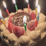 Rina Kawaei Instagram – 28歳になりましたー！
先日インした現場でお祝いしていただきました🥹
ちょっと前にローソンの撮影でもケーキを頂きました🎂
ありがとうございました♡
今年は皆さんに良い報告がたくさんできるよう
頑張りますねっ🫡