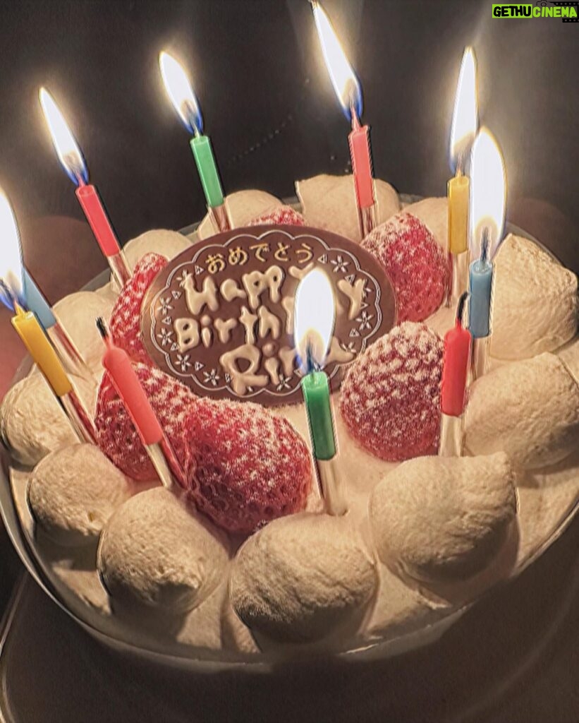 Rina Kawaei Instagram - 28歳になりましたー！ 先日インした現場でお祝いしていただきました🥹 ちょっと前にローソンの撮影でもケーキを頂きました🎂 ありがとうございました♡ 今年は皆さんに良い報告がたくさんできるよう 頑張りますねっ🫡