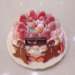 Rina Kawaei Instagram – メリークリスマスイブ🎄
今年はケーキを作りました🎂
スーパーはしごしたけどサンタの砂糖菓子見つからず🫠
売ってたクッキーとサンタの代わりにうさぎとくまさーん
※生クリームの絞り方下手すぎてウェーブ強めになってます
みなさま素敵なクリスマスを🎅🏻❤️
