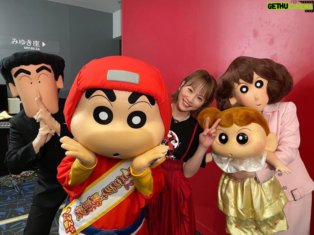 Rina Kawaei Instagram - 映画クレヨンしんちゃん 大ヒット御礼イベントでした！ 絶賛公開中ですので、是非ご覧ください☺︎ 野原一家と📷♡