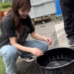 Rino Sashihara Instagram - うなぎ頂いたり、うなぎ掴んだり、カフェに行ったり、時計を買ったり。 2枚目、私服わかりやすいかもです👌 このTシャツ、私のこと応援してくださってる方からしたら何年着てるんだよっていう。。なんとも言えない質感で好きな、古着のSlipknotT。 このデニムもやっぱり好きでよく履くLevi's。スニーカーはSNKRSで初めて当たった！だけどシソンヌ長谷川さんとおそろいで、ショック！ 時計2本目⌚️デカ時計サイコー！ うなぎ掴む時、びびって外しちゃった。 時計つけたまま、うなぎ掴めたら本物だな カラコンは今日発売のクリスタルブルーム。 だけど質感わかりにくいー！めちゃかわいいのにー！ メンションにたくさんレポしてくださってるのがあるので見てください☺️🫶先着でノベルティの持ち運びできるアクセサリーポーチもついてくるかも！いそげー！ （ @topards_official で対象ショップ調べてからぜひ！）