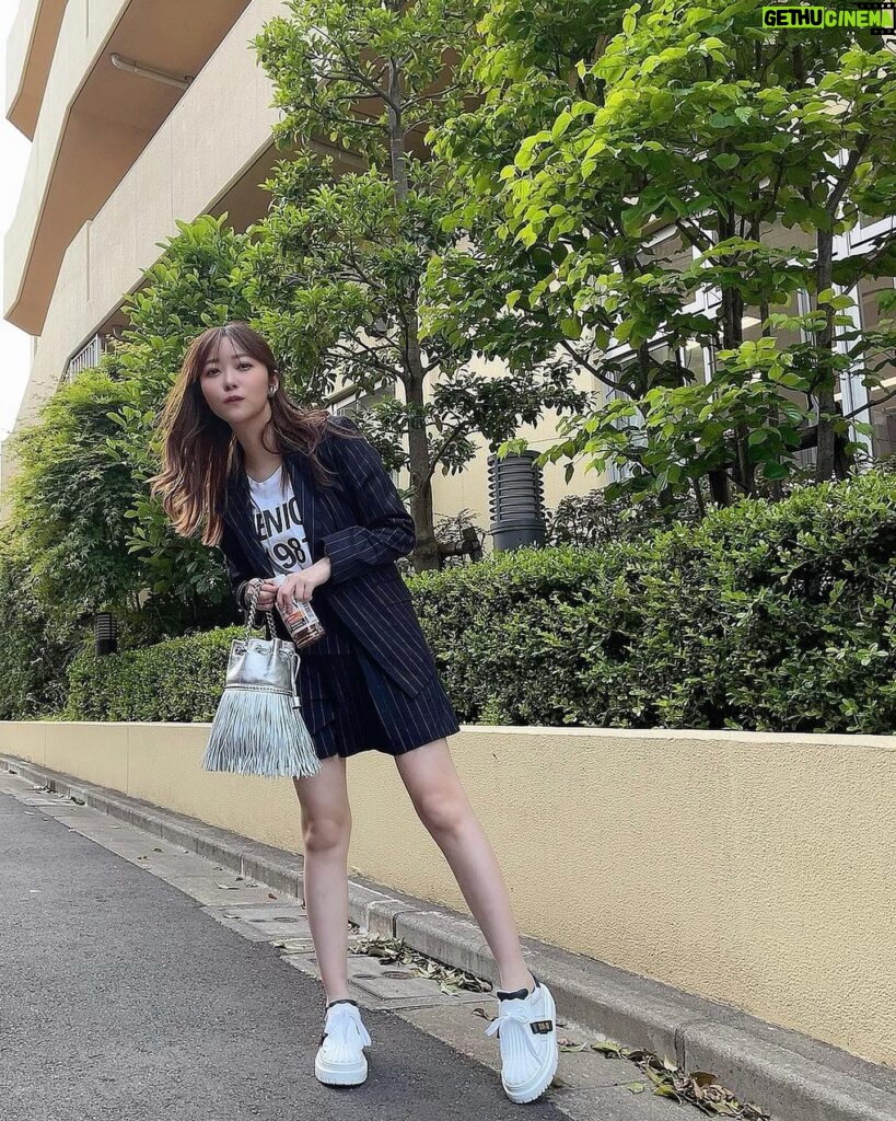 Rino Sashihara Instagram - からだすこやか茶を持って散歩しました🏃‍♂️ #パンツにアイロンかけた方がいいと思います 😣