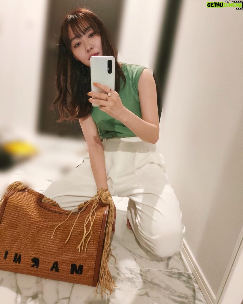 Rino Sashihara Instagram - すみません、珍しく1日2回投稿。。﻿ もはや夏服の供養です。これで載せ忘れなくなりました。﻿ ﻿ そしてまさかのパンツもバッグも同じです。﻿ トップス違いです。でもトップス同じブランドです。というわけでほぼ同じスタイリングです。載せる意味なし。まじで供養です。﻿ ﻿ パンツは通販あるあるの、よく知らないブランドの名前でした。。多分海外系の通販で買ったんだと思います。。安いやつ。﻿ ﻿ #鏡汚いですね﻿ #そこ玄関なんですか﻿ #座っていいくらい綺麗なんですか﻿ #綺麗なところに靴で上がるんですか