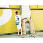 Rino Sashihara Instagram - 握手会の会場が暑いのでもう春っぽい服着てます。 今年はシンプルな服着ます🙆 トップス #jwanderson スカート #zara 写真は矢吹奈子ちゃんに撮ってもらいました。汚い謎の置物が逆にインスタ映えするんじゃないかということでチャレンジしてますが全く映えてません。