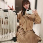 Rino Sashihara Instagram – 海外旅行とか普段行かないのに、こうなると行きたくなりますねえ。。﻿
﻿
ニットは公式のルックだとタイにしてるんですけど、なんか似合わなくてリボンにしちゃいました。﻿
﻿
シルバーのキャリーかっこいいです。いただき物。お気に入り。﻿
﻿
#MONCLERRIMOWA﻿
#目潰しポーズ