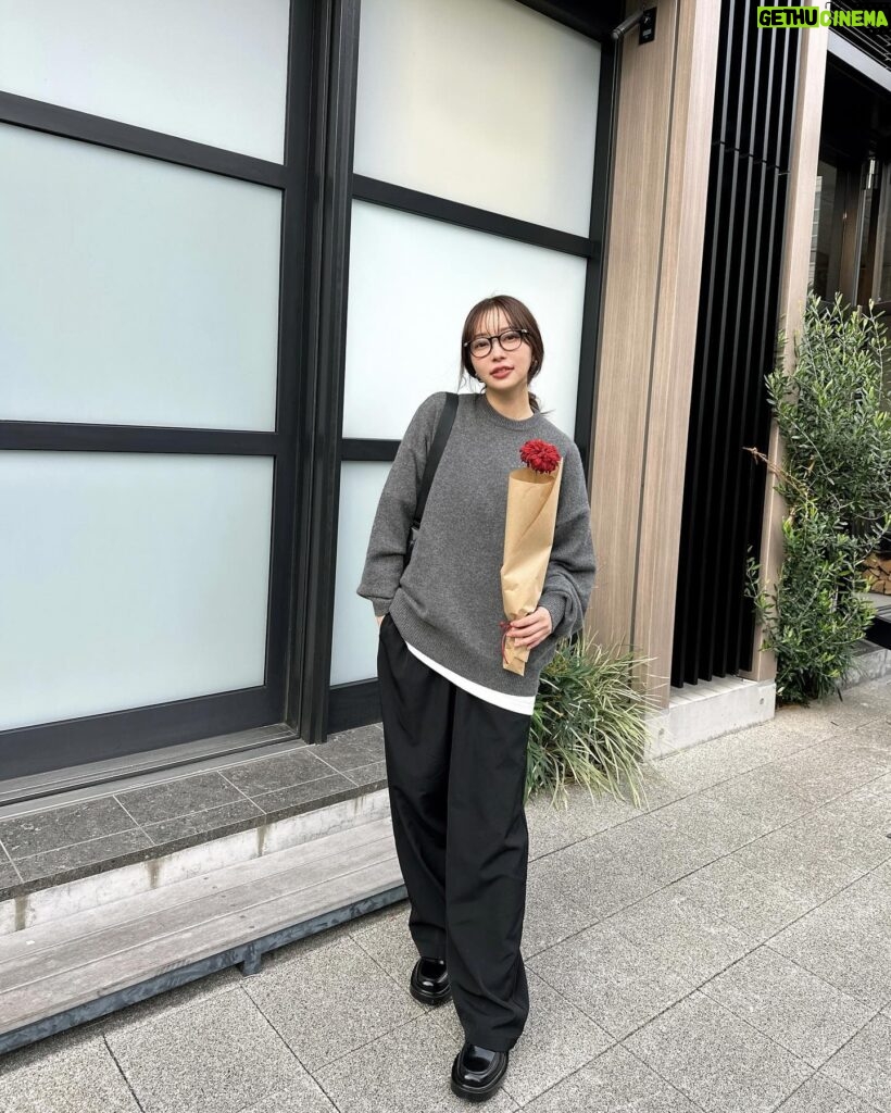 Rino Sashihara Instagram - 私服です〜。（3、4枚目） 花買って大爆笑。 ユニクロのこのバッグお気に入りです！ たくさん入る❣️ カラコン・ルチルドロップ リップ・カヌレブラウンをポンポンとつけました！ チーク・アッサムティー。目元にも使ってみた。アイホールに！