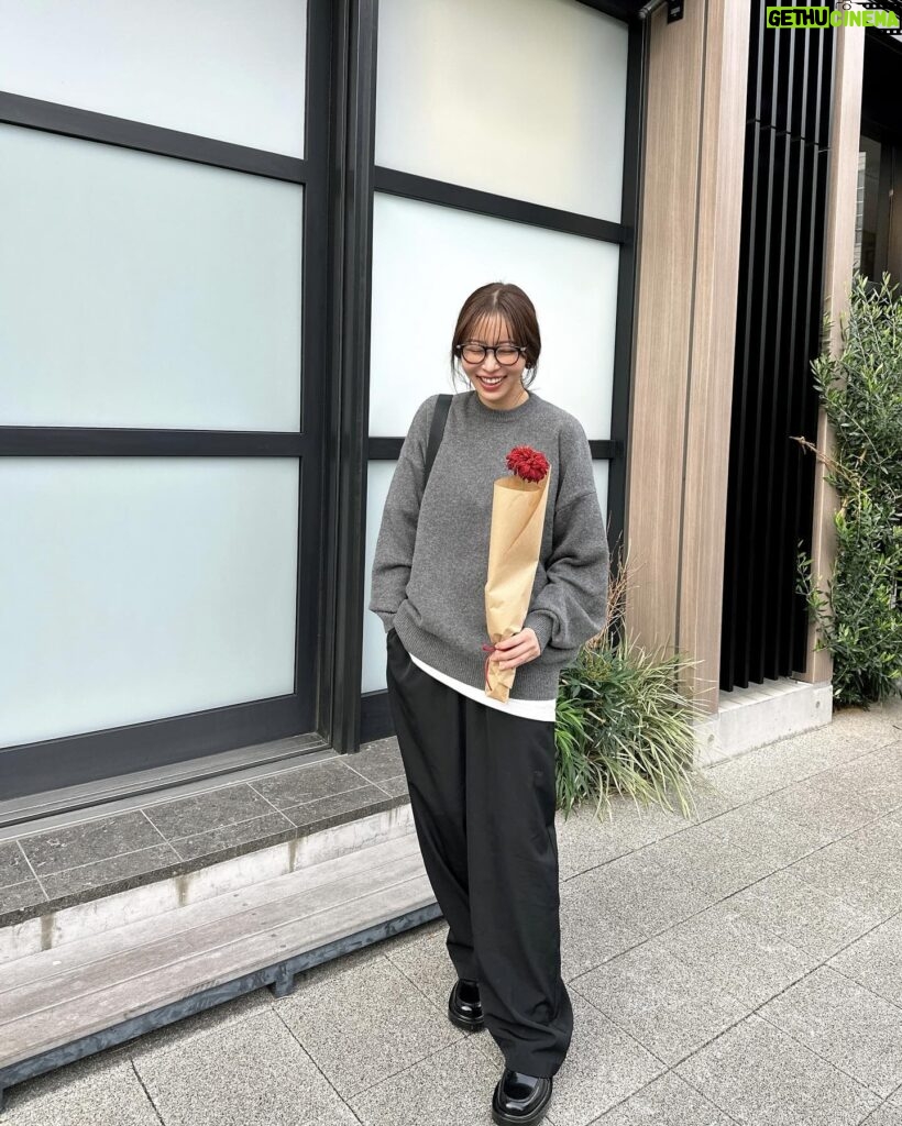 Rino Sashihara Instagram - 私服です〜。（3、4枚目） 花買って大爆笑。 ユニクロのこのバッグお気に入りです！ たくさん入る❣️ カラコン・ルチルドロップ リップ・カヌレブラウンをポンポンとつけました！ チーク・アッサムティー。目元にも使ってみた。アイホールに！