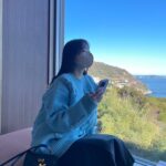 Rino Sashihara Instagram - すんごくお気に入りのニットです！ 話しているのはシソンヌ長谷川さんです！ 見えているのは海です！