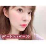 Rino Sashihara Instagram - ツイッターでは告知していましたが…﻿ ﻿ カラコンをプロデュースすることになりました〜👏﻿ ﻿（写真充血えぐいですが、風吹かしながら撮影してたのでシンプルに乾燥です） 5月10日からカラコン通販サイトや、カラコンが売ってるお店で販売されます☺️ 今回プロデュースするにあたって、いろんなカラコンを試し、エゴサし…ややナチュラルが売りの人気のカラコンをつけた時に「指原カラコンでかい！」のツイートが多く…。﻿ ﻿ メイクをしている時鏡に向かっているキメ顔やアプリを使って自撮りをしている顔と、実際に人から見られる印象って違うんだなぁと改めて実感。（サイズ感が年齢にあってないのもあるかも…）﻿ ﻿ メイクでもそうなんですが、普段人ってずっとキメ顔で喋れないんですよね。そこで人から見られている顔と自分が思っている顔のギャップが。なので、油断している状態にもピッタリ合うコンタクトにしました！﻿ ﻿ ﻿ 今回先行発売するのは4種類です。﻿ ﻿ ﻿ ‪デートトパーズ‬﻿ ‪変化度⭐️⭐️⭐️★★‬﻿ ‪ナチュラル度⭐️⭐️⭐️⭐️⭐️‬﻿ ﻿ ‪名前の通りデートでつけて欲しい自然さ！カラコンつけたことないという方や、大きめカラコンから卒業したい！という方にオススメです。美容ライターの方に大人でもつけられるの太鼓判いただきました💯‬私も毎日使いたい！‬透けにくいです！﻿ ﻿ ﻿ ‪ハニーアンバー‬﻿ ‪変化度⭐️⭐️⭐️⭐️★‬﻿ ‪ナチュラル度⭐️⭐️⭐️★★‬﻿ ﻿ ‪チュルンぽやーーーん﻿ ‪カラコンつけるならしっかり茶色にしたいって方や、黒目が漆黒の方にオススメ！サイズは一番小さいみたいだけどしっかりめに変化します！﻿ ﻿ ﻿ ‪ストロベリークオーツ‬﻿ ‪変化度⭐️⭐️⭐️⭐️★‬﻿ ‪ナチュラル度⭐️⭐️⭐️⭐️★‬﻿ ﻿ ‪ピンク系カラー☺️💓‬﻿ ‪ピンク色のリップと合わせたい感じ🙂変化度は高めです！やや派手！立体的なデザインなのでキラキラです。‬透けにくいです！﻿ ﻿ ﻿ ‪ラピスラズリ‬﻿ ‪変化度⭐️⭐️⭐️⭐️⭐️‬﻿ ‪ナチュラル度⭐️⭐️★★★‬﻿ ﻿ ‪ブルーだと爬虫類アイになるものが多いんですが、それをなくしてかわいらしいブルーに仕上げました！‬でも気づかれないと意味がないと思うのでブルーだ！って気づかれるくらいの色味とサイズです！とにかく透明感あふれるカラー🥺﻿ ﻿ 最もナチュラルなのがデートトパーズです🥳 ﻿ みんなが早くつけてるの見たいです〜🥳 ﻿ #指原カラコン #TOPARDS #トパーズ #カラコン #カラコンレポ