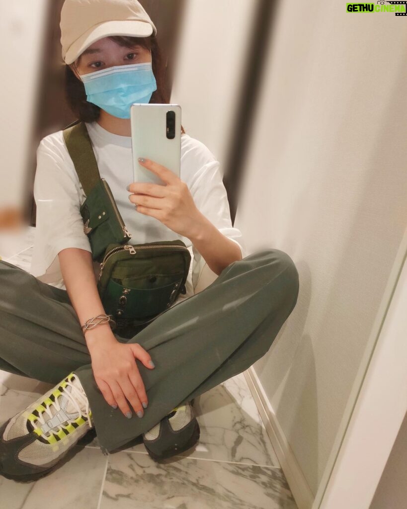 Rino Sashihara Instagram - この前たくさん歩いた時の服﻿ 1万歩は歩いたかなあ。散歩です。﻿ 写真撮るときはキャップいらないなと思ったんですが髪ボサボサすぎたので。。﻿ ﻿ #外科医がつけるマスクの色﻿