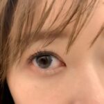 Rino Sashihara Instagram - ツイッターでは告知していましたが…﻿ ﻿ カラコンをプロデュースすることになりました〜👏﻿ ﻿（写真充血えぐいですが、風吹かしながら撮影してたのでシンプルに乾燥です） 5月10日からカラコン通販サイトや、カラコンが売ってるお店で販売されます☺️ 今回プロデュースするにあたって、いろんなカラコンを試し、エゴサし…ややナチュラルが売りの人気のカラコンをつけた時に「指原カラコンでかい！」のツイートが多く…。﻿ ﻿ メイクをしている時鏡に向かっているキメ顔やアプリを使って自撮りをしている顔と、実際に人から見られる印象って違うんだなぁと改めて実感。（サイズ感が年齢にあってないのもあるかも…）﻿ ﻿ メイクでもそうなんですが、普段人ってずっとキメ顔で喋れないんですよね。そこで人から見られている顔と自分が思っている顔のギャップが。なので、油断している状態にもピッタリ合うコンタクトにしました！﻿ ﻿ ﻿ 今回先行発売するのは4種類です。﻿ ﻿ ﻿ ‪デートトパーズ‬﻿ ‪変化度⭐️⭐️⭐️★★‬﻿ ‪ナチュラル度⭐️⭐️⭐️⭐️⭐️‬﻿ ﻿ ‪名前の通りデートでつけて欲しい自然さ！カラコンつけたことないという方や、大きめカラコンから卒業したい！という方にオススメです。美容ライターの方に大人でもつけられるの太鼓判いただきました💯‬私も毎日使いたい！‬透けにくいです！﻿ ﻿ ﻿ ‪ハニーアンバー‬﻿ ‪変化度⭐️⭐️⭐️⭐️★‬﻿ ‪ナチュラル度⭐️⭐️⭐️★★‬﻿ ﻿ ‪チュルンぽやーーーん﻿ ‪カラコンつけるならしっかり茶色にしたいって方や、黒目が漆黒の方にオススメ！サイズは一番小さいみたいだけどしっかりめに変化します！﻿ ﻿ ﻿ ‪ストロベリークオーツ‬﻿ ‪変化度⭐️⭐️⭐️⭐️★‬﻿ ‪ナチュラル度⭐️⭐️⭐️⭐️★‬﻿ ﻿ ‪ピンク系カラー☺️💓‬﻿ ‪ピンク色のリップと合わせたい感じ🙂変化度は高めです！やや派手！立体的なデザインなのでキラキラです。‬透けにくいです！﻿ ﻿ ﻿ ‪ラピスラズリ‬﻿ ‪変化度⭐️⭐️⭐️⭐️⭐️‬﻿ ‪ナチュラル度⭐️⭐️★★★‬﻿ ﻿ ‪ブルーだと爬虫類アイになるものが多いんですが、それをなくしてかわいらしいブルーに仕上げました！‬でも気づかれないと意味がないと思うのでブルーだ！って気づかれるくらいの色味とサイズです！とにかく透明感あふれるカラー🥺﻿ ﻿ 最もナチュラルなのがデートトパーズです🥳 ﻿ みんなが早くつけてるの見たいです〜🥳 ﻿ #指原カラコン #TOPARDS #トパーズ #カラコン #カラコンレポ