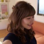 Rino Sashihara Instagram - リーゼのCMに出演させていただいております！ 新しくなったLieseで簡単にできました🥳 #たまにはリッチにキメたい 　#髪チャレ #Liese #リーゼ #ヘアアレンジ #ヘアスタイリング #雰囲気嫌いじゃないよって人いいね #お洒落さんと繋がりたい #なぜインスタグラマーは着た服を並べるのか #そしてなぜオシャレだと思ってしまうのか #簡単にできるヘアアレンジっていうやつそもそも上手に巻けないからできない #そこは練習 #プロ意識 #巻きに対する #プロ意識 #お友達風のタレントさん #そんなことより蟹でかい