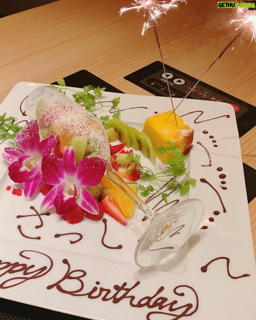Rino Sashihara Instagram - 若槻さんと食事！ 早めのお誕生日祝いもしてもらいました✨すっごくかっこいいプレゼントもいただいたの😢 早く着たい ごちそうさまでした！ #優しい先輩 #気遣いの神 #しかし #喋る内容 #ほぼゴシップ #低俗 #サゲ #いい感じに言えば #ゴシップガール #アゲ #本当にいい人