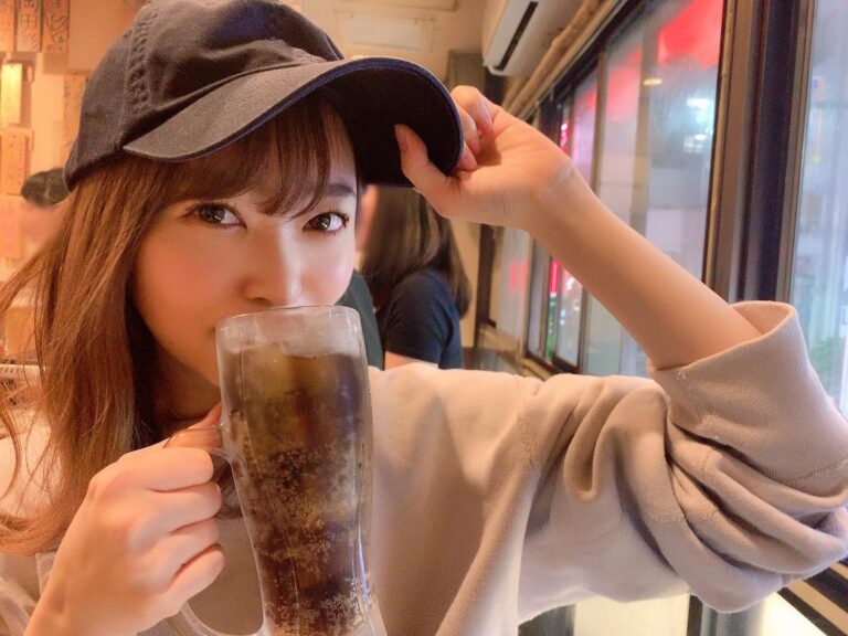 Rino Sashihara Instagram - 最近は飲むときはコークハイです！ #そんなことよりカラコンはデートトパーズ #プロデュースしてるカラコン #何飲んでるかとかじゃなくて #カラコン宣伝 #一番ナチュラルなのはデートトパーズ #物足りなければストロベリークォーツ #ゴリゴリ宣伝 #爆売れ