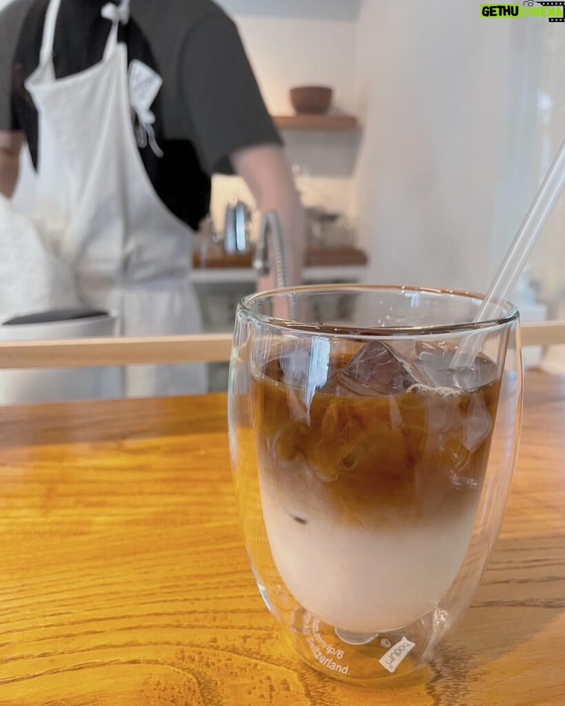 Rino Sashihara Instagram - 意図せずカフェの店員さんとの匂わせ写真みたいになってしまいました。 #私だけ牛乳多めにするのやめてww #まあ苦いの苦手だけど😌💦 #さすがです😠 #ありがと