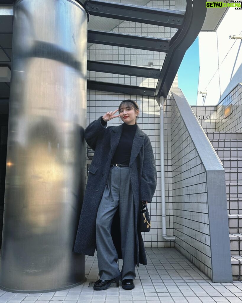 Rio Uchida Instagram - ❤️カチューシャの日の私服❤️ tops: @zara pants: @clane_official belt: @clane_official shoes: @uniqlo_jp bag: @tiffanyandco Tiffanyのバッグはチェーンが可愛すぎてアクセサリーのように持てるし、UNIQLO C のローファーはデザイン良いのにリーズナブルでしかも履きやすくて最強なり❤️ インナー着込んでお腹にホッカイロ張ったりしてるので、ぽっこりしとります⚠️