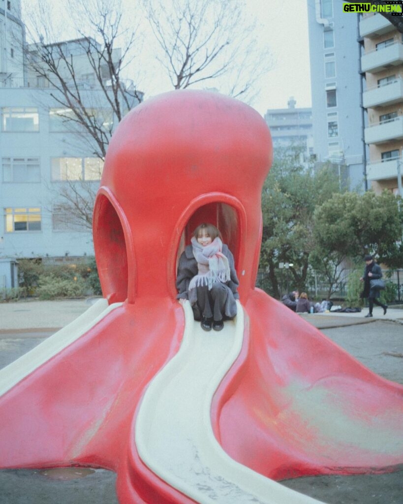 Rio Uchida Instagram - たこさん公園🐙 この連載は全部私服なんだよーーーっ これはなんとなく来世ちゃんの桃ちゃんを意識。笑 @acnestudios のマフラー。 色違いのオレンジ持ってるんだ🧡 #金曜日の肉とだーりお