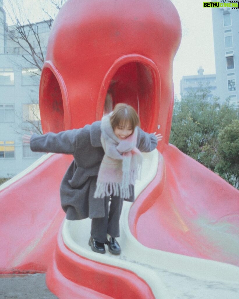 Rio Uchida Instagram - たこさん公園🐙 この連載は全部私服なんだよーーーっ これはなんとなく来世ちゃんの桃ちゃんを意識。笑 @acnestudios のマフラー。 色違いのオレンジ持ってるんだ🧡 #金曜日の肉とだーりお