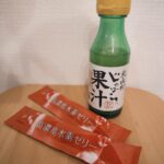 Rio Uchida Instagram - 私の花粉対策2024まとめた🥸 色々やりすぎてどれが効いてるか分からないんだけど…食生活も変えてケアに本気出し始めてから確実に緩和された🥸(もちろん個人差あると思うので容量用法見て自己責任でお試しください) 🍯ピーポーレン 鼻水やかゆみなどを引き起こす原因のヒスタミンを抑制する働きがあり花粉症などのアレルギー抑制に効果的とも言われてるらしい。ヨーグルトにかけて食べてる。 🍯マヌカハニー これはiHerbで買える。免疫力upと殺菌効果に期待して、喉やばい時とかに夜ハーブティーにスプーン一杯入れてのんでる。 🌱E3AFA オレゴン州のアッパークラマス湖だけで取れるブルーグリーンアルジー。1日に必要な栄養素であるビタミン・ミネラル・アミノ酸・必須脂肪酸・酵素・核酸を補ってくれる。98％が体内に吸収されるらしい。昔から飲んでるんだけど空腹時飲むと良いって最近知って朝飲んでる！ 🌱BrainOn ブルーアルジーから抽出された強力な抗酸化抗炎症効果と活力集中力UPの成分のやつ。たくさん頑張らなきゃいけない日の朝E3AFAの代わりに飲んでる。夜飲むと眠れなくなる説。 💊アシドフィルスプロバイオティックブランド プロバイオティクスサプリ。腸活に。iHerbで買えるし100錠入ってるのに安い。 💊ネトルリーフ 花粉症に効くって口コミがやばいiHerbで買えるサプリ。花粉の季節は売り切れちゃうから時期ずらすべし。(現在在庫あり)効いてるかわかんないけどお守り的なサプリ(笑) 🍋じゃばら果汁 じゃばら飴とかじゃばらエキスのもの美味しくてだいすきなんだけど、お世話になってる方から頂いて、それから美味しくてなんでもかけてる。炭酸水に入れたり割ったり使い道たくさん。 🍋高濃度水素ゼリー メイクさんがこれで緩和したって教えてくれたやつ。日本で初めて水素分子を機能性関与成分とした製品で機能性表示食品の届出受理をされたゼリーらしい。とにかく美味しくて1日２本食べてるけどもっと食べたくなっちゃうやつ 🧴サンホワイトクリーム 赤ちゃんから使える高品質のワセリン。綿棒で鼻の中に塗ったり、スキンケアの最後に塗ると水分を逃さない！ 🧴Kruhi バーム 井浦新さんから頂いたバーム。今年はこちらにめっちゃ助けられました🙇目の周りが痛くなるくらい荒れてた時も、唇の乾燥も鼻周りもこれ塗って保護してたよ。前髪とかのセットにも使えるからこれ一つで便利すぎる最強バーム。全くベタつかないし超いい香り。 🫧イハダアレルスクリーン 微粒子吸着防止技術がイオンの透明ベールで花粉等の付着を抑制してくれるらしい。とにかく現場でこれかけまくってる。メイクの上から使えるから便利。 🫧アレルシャット花粉鼻でブロック 鼻の中に塗るやつ。すーすーして気持ちいい。これも現場で使ってる。