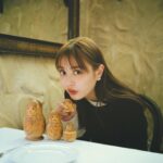 Rio Uchida Instagram - 連載 #金曜日の肉とだーりお 第21回は、、話題のシュクメルリを食べに 新宿のスンガリーに❤️ 海外に来たみたいな雰囲気で 美味しいワインも一緒に楽しんだよ。 ウォッカもデザートも美味しかったーーー！！ 是非記事を見てねーー @freak_mag #スンガリー　#シュクメルリ