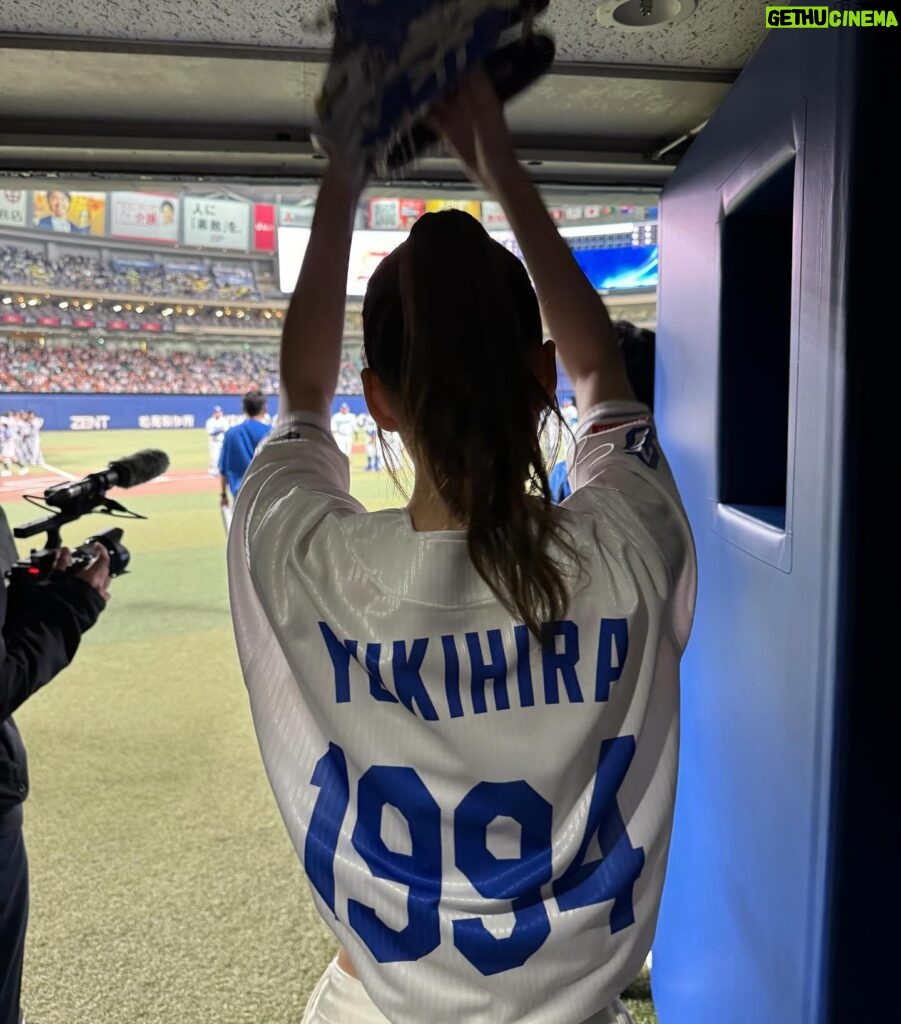 Risa Yukihira Instagram - 中日ドラゴンズさんのホーム開幕戦で始球式をさせていただきました⚾️ 人生で3度目の始球式、とても光栄でした。 地元愛知の皆さんの声援もあたたかくて嬉しかったです✨ ピッチング練習では堂上さんに教えていただき、 本番ではワンバンストライク…！あとは距離…！ 超満員のバンテリンドーム、 延長戦サヨナラホームランでドラゴンズの勝利！！ 痺れました！貴重な体験をありがとうございました☺︎ #中日ドラゴンズ