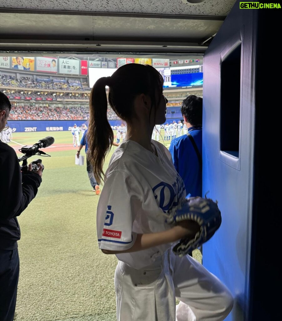 Risa Yukihira Instagram - 中日ドラゴンズさんのホーム開幕戦で始球式をさせていただきました⚾️ 人生で3度目の始球式、とても光栄でした。 地元愛知の皆さんの声援もあたたかくて嬉しかったです✨ ピッチング練習では堂上さんに教えていただき、 本番ではワンバンストライク…！あとは距離…！ 超満員のバンテリンドーム、 延長戦サヨナラホームランでドラゴンズの勝利！！ 痺れました！貴重な体験をありがとうございました☺︎ #中日ドラゴンズ