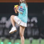 Risa Yukihira Instagram - プロスピグランプリ登場記念で 福岡ソフトバンクホークス戦の始球式させていただきました⚾️ 2度目の始球式がこんなにすぐなんて、びっくりで、、光栄でした。 福岡の皆さん、ご声援くださった方、ありがとうございました！！ 引き続きプロスピAよろしくお願いします🫶🏻 ※グローブ可愛すぎないですか…？🥹 #プロスピa#鷹の祭典#sbhawks