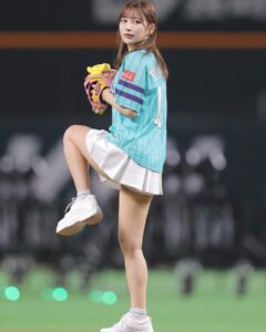 Risa Yukihira Instagram - プロスピグランプリ登場記念で 福岡ソフトバンクホークス戦の始球式させていただきました⚾️ 2度目の始球式がこんなにすぐなんて、びっくりで、、光栄でした。 福岡の皆さん、ご声援くださった方、ありがとうございました！！ 引き続きプロスピAよろしくお願いします🫶🏻 ※グローブ可愛すぎないですか…？🥹 #プロスピa#鷹の祭典#sbhawks