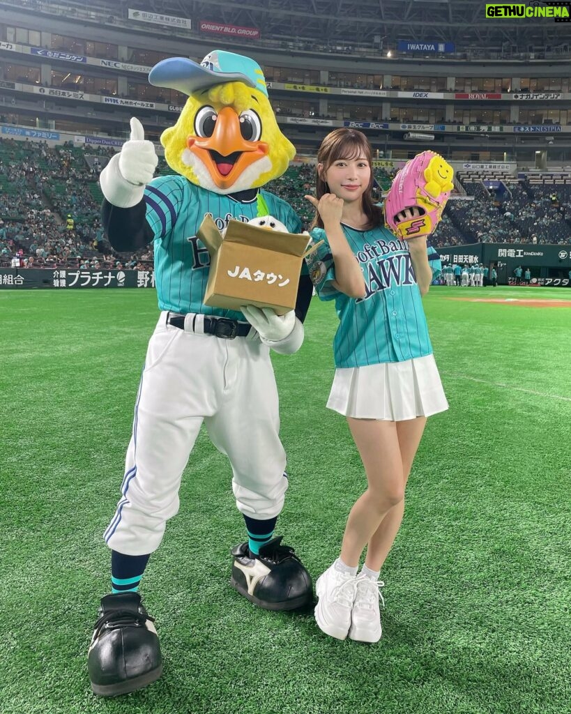 Risa Yukihira Instagram - プロスピグランプリ登場記念で 福岡ソフトバンクホークス戦の始球式させていただきました⚾️ 2度目の始球式がこんなにすぐなんて、びっくりで、、光栄でした。 福岡の皆さん、ご声援くださった方、ありがとうございました！！ 引き続きプロスピAよろしくお願いします🫶🏻 ※グローブ可愛すぎないですか…？🥹 #プロスピa#鷹の祭典#sbhawks