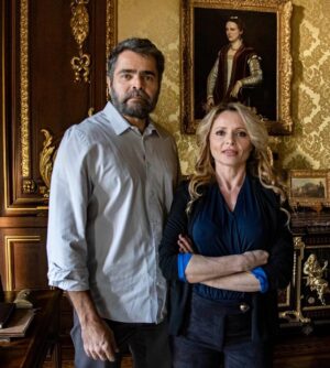 Rita Guedes Instagram - Gravar no Palácio das Laranjeiras e Palácio Guanabara foi maravilhoso, cenários lindos . Aqui estão algumas fotos de cena.🎬
 A governadora e a trupe toda !:))

3º Temporada Arcanjo Renegado #arcanjorenegado