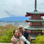 Rita Pereira Instagram - Ele é o protagonista deste post. É ele comigo, é ele connosco, é ele com o Lonô, é ele na tampa do esgoto, é ele sozinho, envergonhado atrás das nuvens mas, é tudo ele, o encantador Monte Fuji 🗻 Ah mas já agora, para quem perguntou, os morangos brancos japoneses são ótimos e super doces 😉 #montefuji #fujimountain #fujijapan #fuji #japan #travel #travelphotography #travelgram #traveljapan
