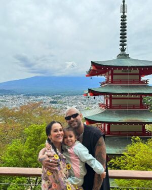 Rita Pereira Instagram - Ele é o protagonista deste post.
É ele comigo, é ele connosco, é ele com o Lonô, é ele na tampa do esgoto, é ele sozinho, envergonhado atrás das nuvens mas, é tudo ele, o encantador Monte Fuji 🗻 

Ah mas já agora, para quem perguntou, os morangos brancos japoneses são ótimos e super doces 😉

#montefuji #fujimountain #fujijapan #fuji #japan #travel #travelphotography #travelgram #traveljapan