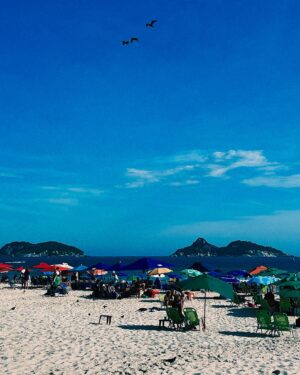 Rita Pereira Instagram - O nosso dia foi simples e maravilhoso 🤎
#beach #family #love #riodejaneiro #momandson #goodvibes #sun #sea #sand #travel #livinginRio #brasil