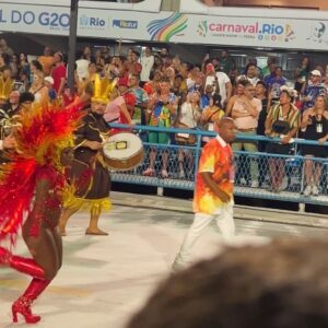 Rita Pereira Instagram - O Carnaval no Brasil 🇧🇷 
Já não é a primeira vez que vou, já tive até a sorte de desfilar num destes carros alegóricos e foi das experiências mais emocionantes da minha vida, mas todos os anos a emoção é gigante porque realmente, esta competição é única.
A mistura de pessoas, a cultura, a arte, a dedicação, a inclusão, a cor, os carros alegóricos, as fantasias, o amor que se vê no rosto de cada participante, tudo isto é muito especial. 
Aconselho muito tentarem viver esta experiência.
@nossocamarote @marquesdesapucaioficial #carnavaldorio #riodejaneiro #goodvibes