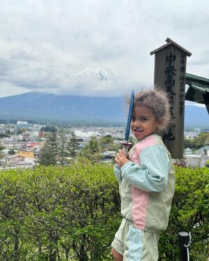 Rita Pereira Instagram - Ele é o protagonista deste post.
É ele comigo, é ele connosco, é ele com o Lonô, é ele na tampa do esgoto, é ele sozinho, envergonhado atrás das nuvens mas, é tudo ele, o encantador Monte Fuji 🗻 

Ah mas já agora, para quem perguntou, os morangos brancos japoneses são ótimos e super doces 😉

#montefuji #fujimountain #fujijapan #fuji #japan #travel #travelphotography #travelgram #traveljapan