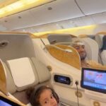 Rita Pereira Instagram - Oh pra ela de pijama @emirates no lounge do avião à espera da sua ceia antes de dormir 😏 Ah e acho que vão gostar do vídeo em que mostro o que a Emirates oferece no kit de viagem ☺️ #emirates #japão #obrigada #parceria