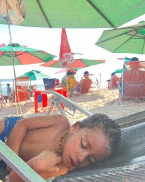 Rita Pereira Instagram - O nosso dia foi simples e maravilhoso 🤎
#beach #family #love #riodejaneiro #momandson #goodvibes #sun #sea #sand #travel #livinginRio #brasil