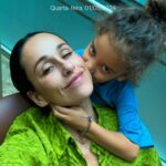 Rita Pereira Instagram - No regresso a casa tivemos 9 horas de escala. Se fosse em qualquer outro país, com qualquer outro lounge, simplesmente preferia mudar o voo do que passar por isso. Mas, estamos a falar do aeroporto Dubai e do melhor lounge que eu já estive na vida, o lounge da @emirates ⭐️ O aeroporto é um shopping gigante, com todas as marcas e mais algumas. Queremos uma Chanelzinha básica?! Temos!!! Queremos um colarzinho Bvlgari?! Temos?! Queremos umas gomas?! Uma farmácia?! Comprar um carro?! Temos!!! E depois vem o lounge 😮‍💨 Um mundo com tudo. O Kids club além de animar o filho também animou o pai, os buffets são imensos, a comida é ótima e super variada, temos camas, temos hotel, temos lugares privados para descansar, chuveiros, casas de banho super limpas e cereja no topo do bolo?! Têm SPA!!! Fui fazer uma massagem maravilhosa, acordei 3 vezes a ressonar 🤣 Resumindo, as 9 horas passaram num instante e foi apanhar o avião e fazer mais uma viagem confortável. @emirates we love you 🫰🏽 #emirates #parceria #family #lounge #loungeemirates