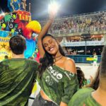 Rita Pereira Instagram - O Carnaval no Brasil 🇧🇷 Já não é a primeira vez que vou, já tive até a sorte de desfilar num destes carros alegóricos e foi das experiências mais emocionantes da minha vida, mas todos os anos a emoção é gigante porque realmente, esta competição é única. A mistura de pessoas, a cultura, a arte, a dedicação, a inclusão, a cor, os carros alegóricos, as fantasias, o amor que se vê no rosto de cada participante, tudo isto é muito especial. Aconselho muito tentarem viver esta experiência. @nossocamarote @marquesdesapucaioficial #carnavaldorio #riodejaneiro #goodvibes