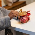 Rita Pereira Instagram - Fui fazer uma visita à minha agência @notable.pt e vejam só o que eles estavam a lanchar 🥜 a deliciosa manteiga de amendoim da @prozis Não resisti 😜 Aproveitem a CyberMonday, descontos até 80% em toda a loja com o cupão RITAPEREIRA o cupão CMONDAY no checkout das encomendas!!! #prozis #pub #manteigadeamendoim