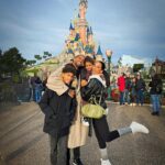 Rita Pereira Instagram - Dia de aniversário perfeito na @disneylandparis ✨🏰✨ São 5 anos do maior amor do universo. Que amor difícil de explicar, que amor único, tão único que chega a ser estranho. Um amor que me faz viver os melhores momentos e os piores pensamentos, um medo inexplicável, um medo do qual fujo todos os dias mas, um amor que quero viver para sempre. Meu Lonô 🤎 #disneylandXmas