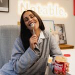 Rita Pereira Instagram - Fui fazer uma visita à minha agência @notable.pt e vejam só o que eles estavam a lanchar 🥜 a deliciosa manteiga de amendoim da @prozis Não resisti 😜 Aproveitem a CyberMonday, descontos até 80% em toda a loja com o cupão RITAPEREIRA o cupão CMONDAY no checkout das encomendas!!! #prozis #pub #manteigadeamendoim