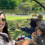 Rita Pereira Instagram - E finalmente encontramos sakuras 🫰🏽🇯🇵 Que lindo, que lindo, que lindo 😍 Que jardim mais lindo!!! Aconselho muito. Fizemos um picnic, passeámos, descansámos. Foi tão zen. Que bom. #japan #tokyo #shinjuku #shinjukugyoennationalgarden