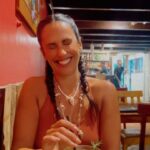 Rita Pereira Instagram - Ontem decidi experimentar frutos novos. Juntei-lhes só um pouquinho de cachaça 😂 Depois deu-me para fazer um daqueles vídeos de “influencer que prova alimentos de outros países”. Se calhar deveria ter provado ao natural em vez de ser em caipirinha 🤣🤣🤣 Aqui já ia na terceira fruta diferente. Qual o melhor fruto para juntar na caipirinha?! 🍉🍇🍓🫐🍋🍈🍒🍑🥭🍍🥥🥝 By the way, este restaurante era ÓTIMOOO!!! #kaçuábarerestaurante