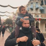 Rita Pereira Instagram - Dia de aniversário perfeito na @disneylandparis ✨🏰✨ São 5 anos do maior amor do universo. Que amor difícil de explicar, que amor único, tão único que chega a ser estranho. Um amor que me faz viver os melhores momentos e os piores pensamentos, um medo inexplicável, um medo do qual fujo todos os dias mas, um amor que quero viver para sempre. Meu Lonô 🤎 #disneylandXmas